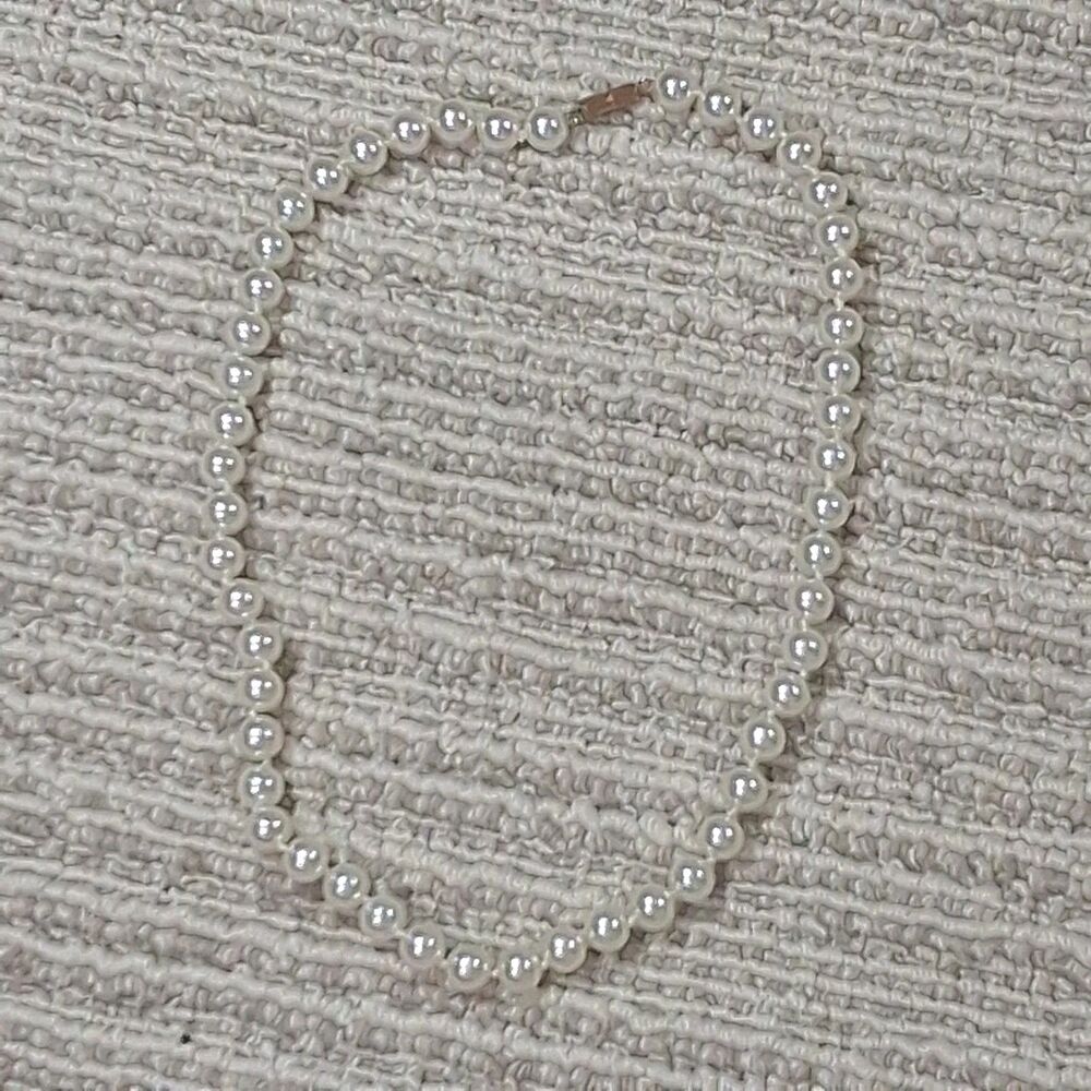 VINTAGE SINGLE STRAND FAUX PEARL BEADED NECKLACE GOLD TONE BARREL TWIST CLASP...